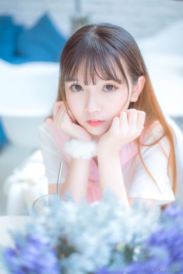 “铛铛~噗~”虎卫统领在开口的瞬间已经感觉到危机降临，也顾不得其他，百战余生磨练出来的本能在那一瞬间，本能的挥动手中的战刀，将两枚激射而来的弩箭磕飞，他的本能救了他一命，但身旁的副统领就没有这么好命，眉心处被一枚短箭贯穿，留下一个血洞，箭锋从后脑勺冒出来，死不瞑目的瞪着前方，魁梧的身体就那么直挺挺的栽倒下去。